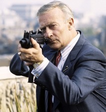 Edward Woodward se dio a conocer mundialmente con la serie "The Equalizer", la cual estuvo en el aire de 1985 a 1989. En la serie interpretaba a Robert McCall, un agente encargado de ayudar a aquellos que no podían hacerlo por sí mismos.